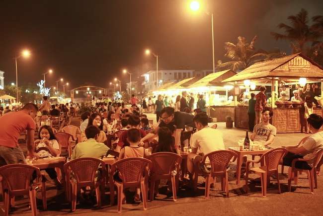 Chợ quê phố biển đón hàng ngàn lượt khách ảnh 1